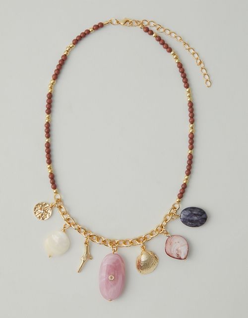 Short necklace with beads and pendants