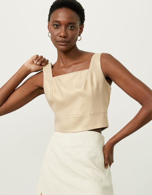 Cropped fit with strap trim