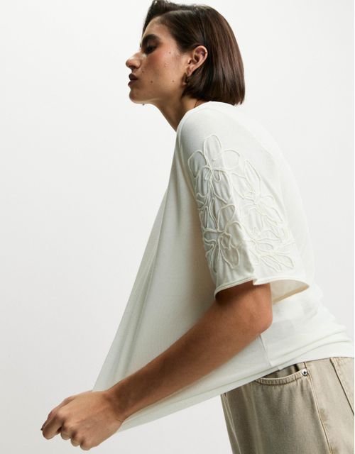 Embroidered V-neck sleeve T-shirt