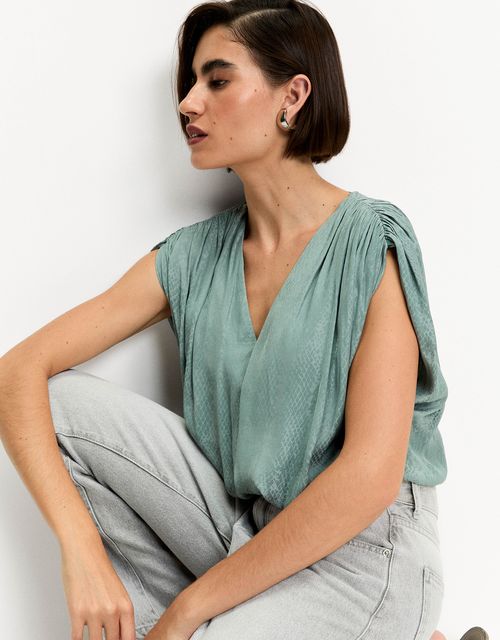 Gathered sleeve blouse