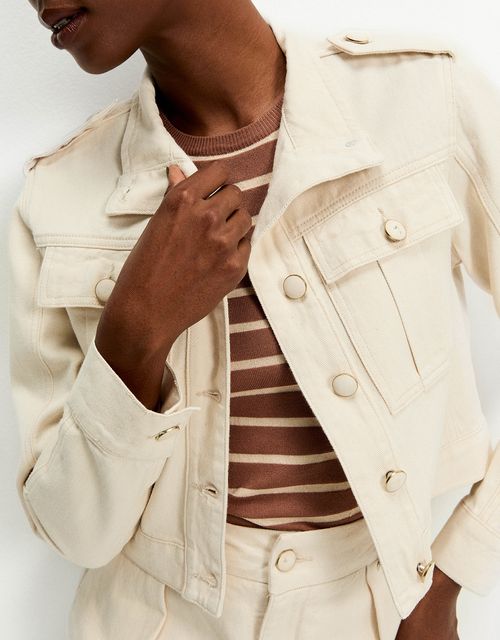 Front pockets cropped jacket