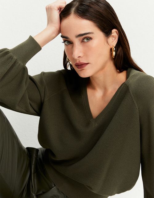 V-neck knit blouse
