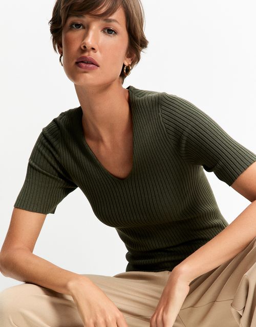 Ribbed v-neck knit blouse