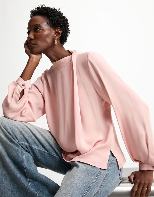 Blouse with pleat collar detail