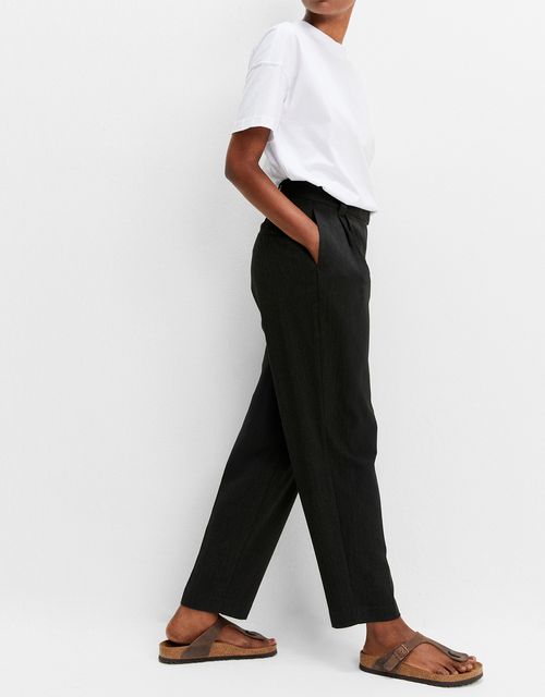 Pleated tapered pants