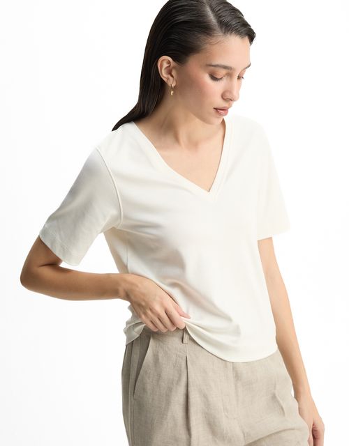 V-neck t-shirt