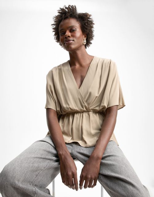 Wide blouse with tie